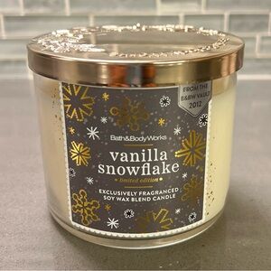 Bath & Body Works Vanilla Snowflake Candle